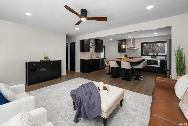 $319,900 | 905 Wisconsin Street, Le Claire, IA 52753