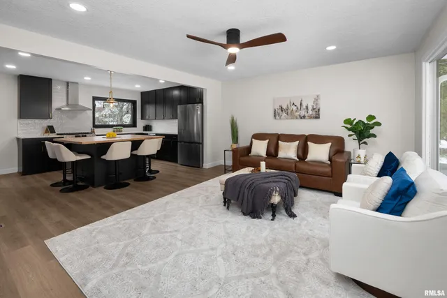 $319,900 | 905 Wisconsin Street, Le Claire, IA 52753