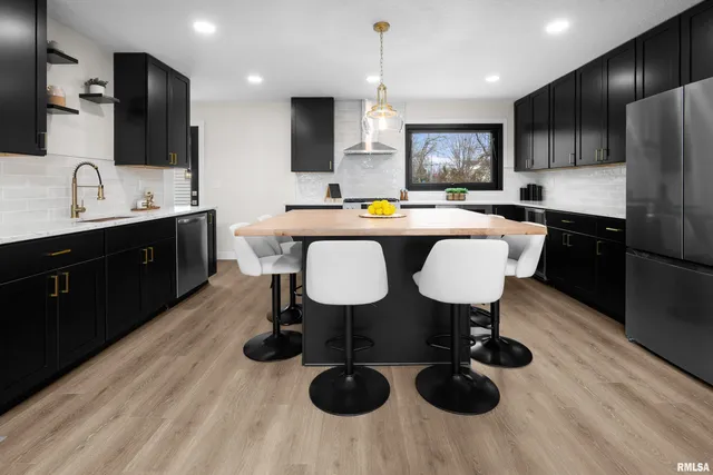 $319,900 | 905 Wisconsin Street, Le Claire, IA 52753