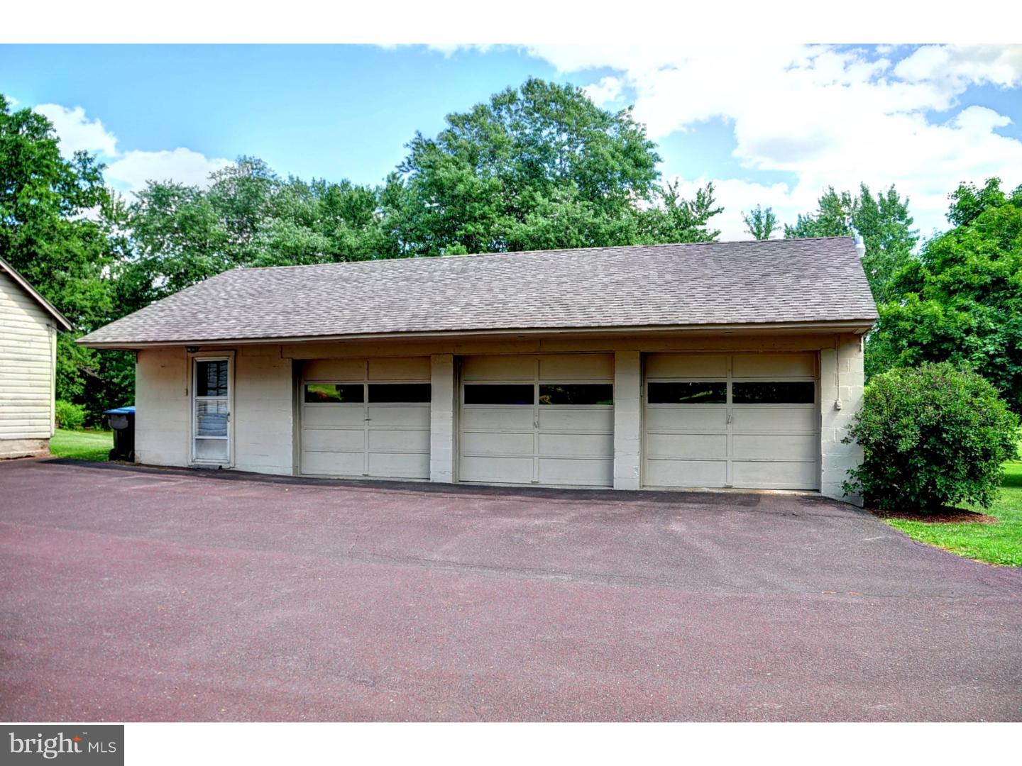 411 Yoder Road Harleysville, PA 19438 - Photo 23 of 25 Garage