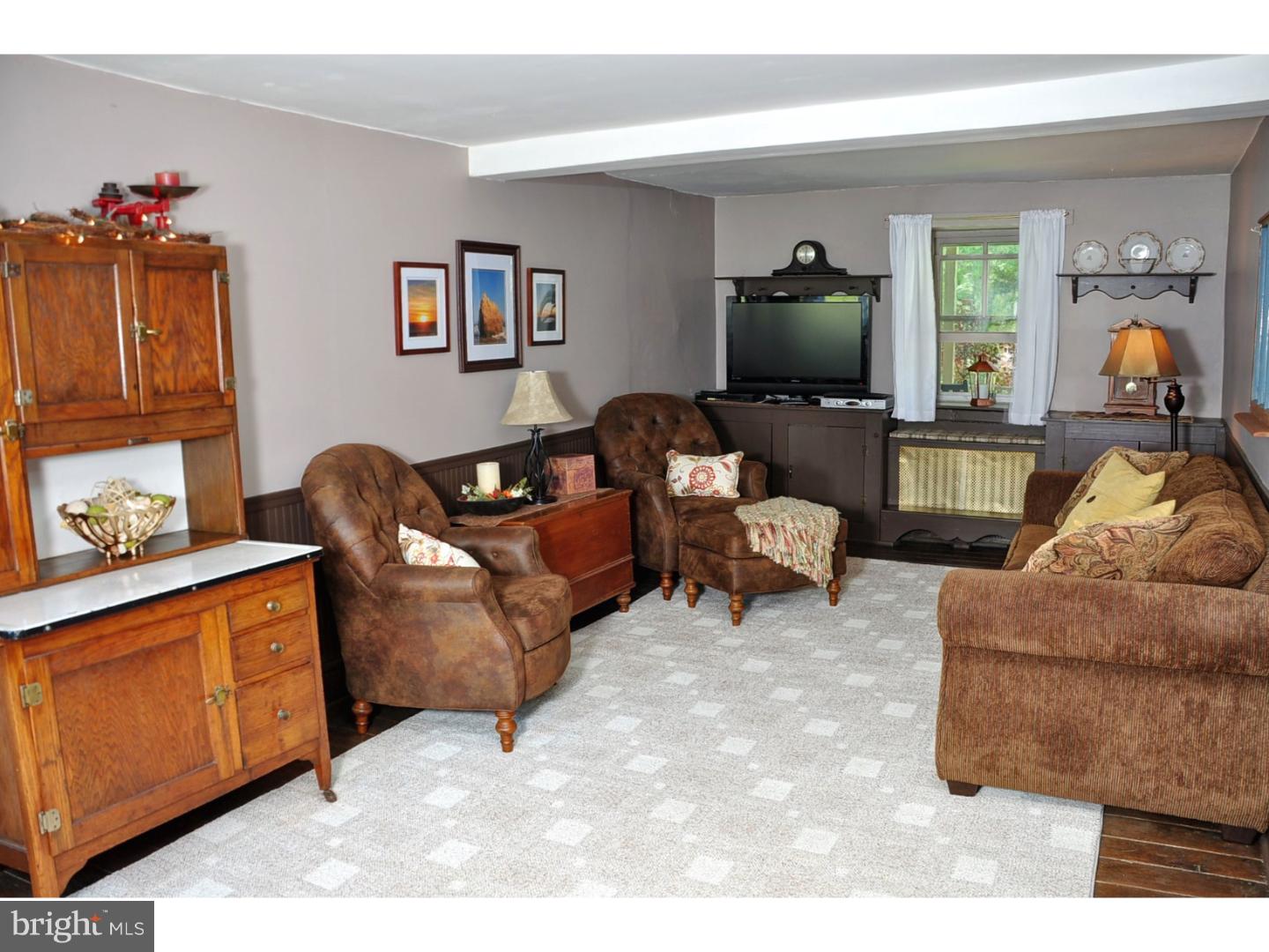 411 Yoder Road Harleysville, PA 19438 - Photo 8 of 25 Living Room