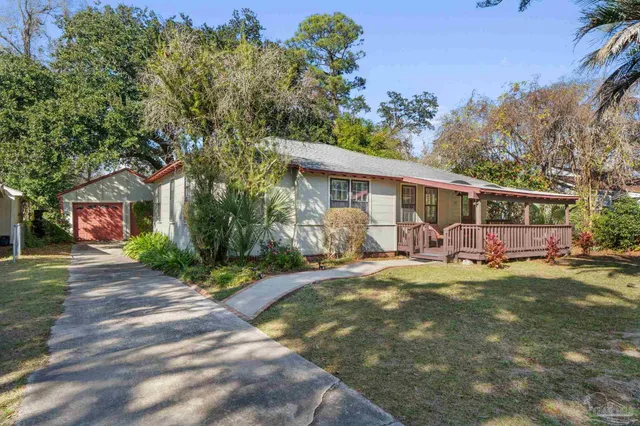 a view of a house with backyard