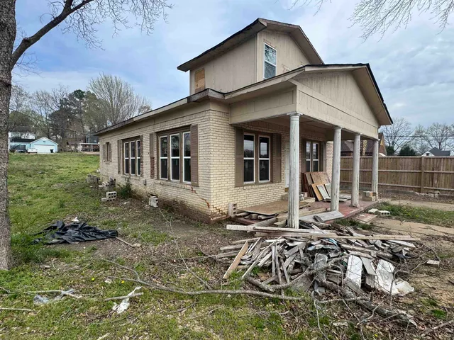 a house view with a backyard space