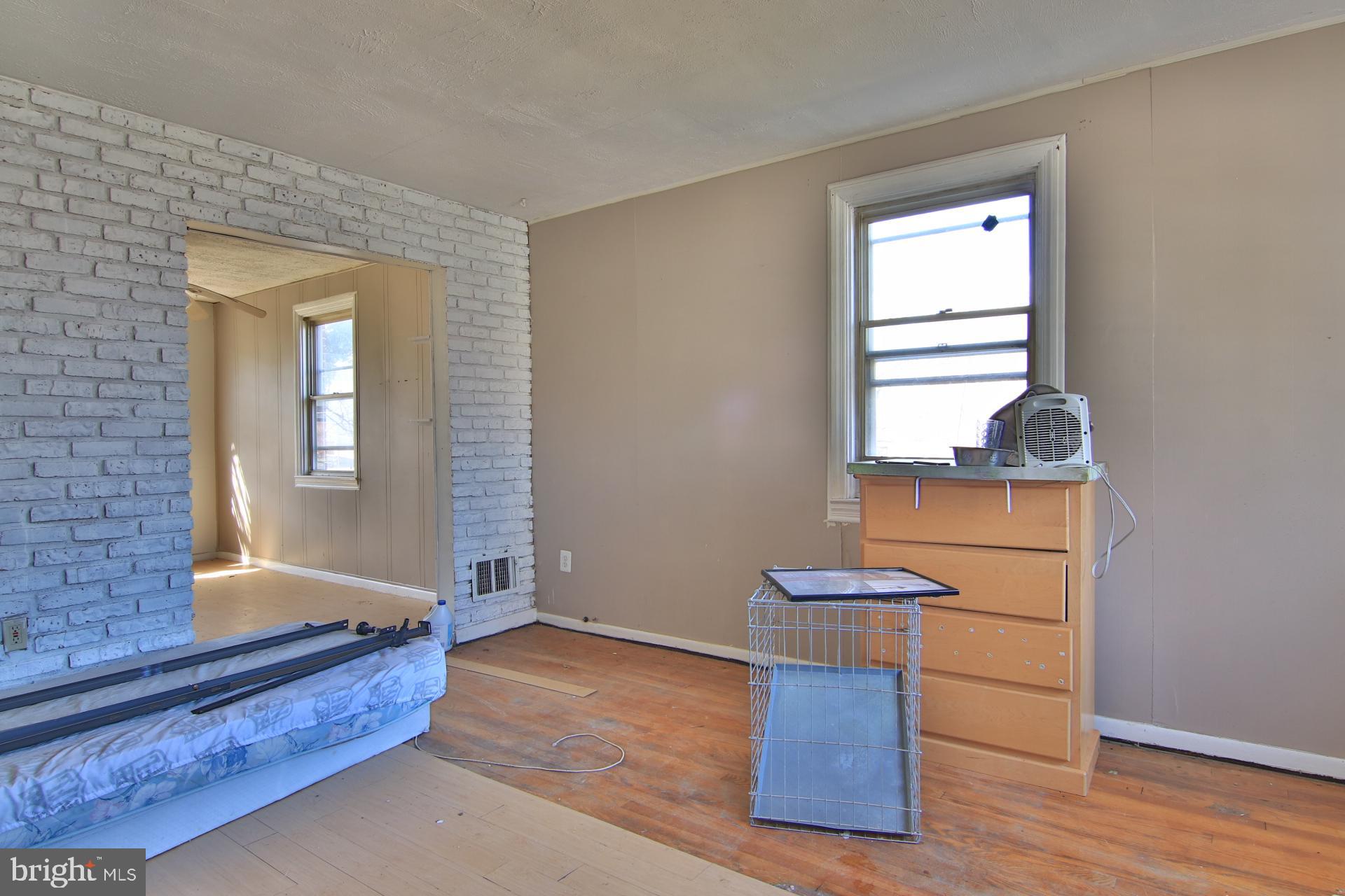207 West Edgevale Road Baltimore, MD 21225 - Photo 2 of 10 Living Room