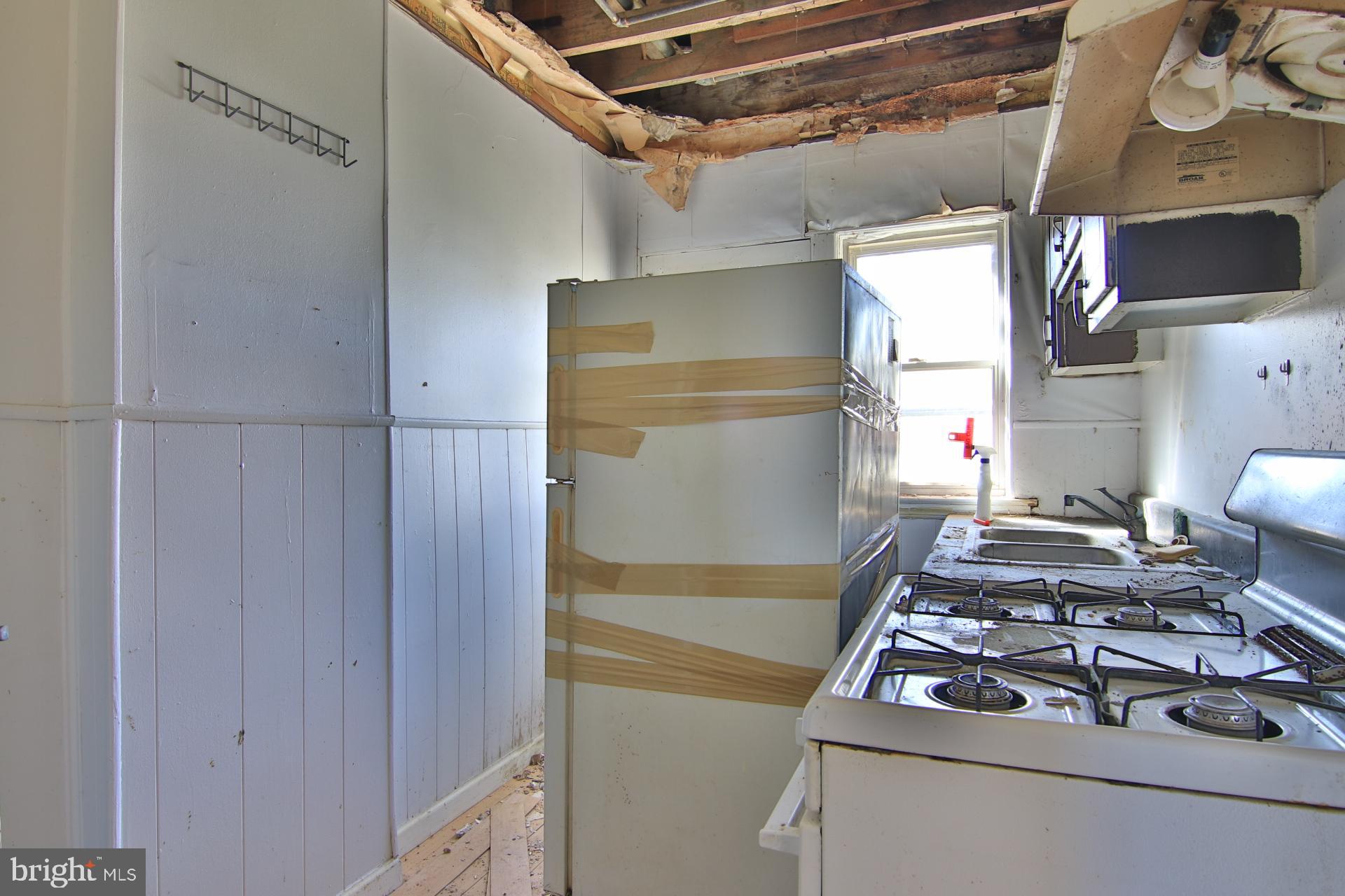 207 West Edgevale Road Baltimore, MD 21225 - Photo 4 of 10 Kitchen