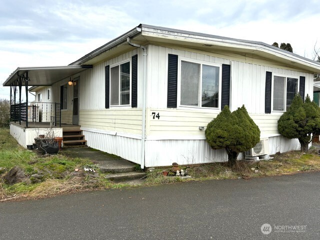 12200 Stone Way North, Unit 74 Seattle, WA 98133 - Photo 2 of 14 a front view of a house with garden