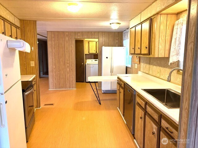 12200 Stone Way North, Unit 74 Seattle, WA 98133 - Photo 4 of 14 a spacious bathroom with a tub sink and a mirror
