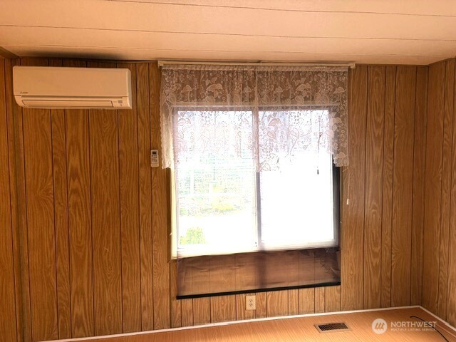 12200 Stone Way North, Unit 74 Seattle, WA 98133 - Photo 8 of 14 a room with a window