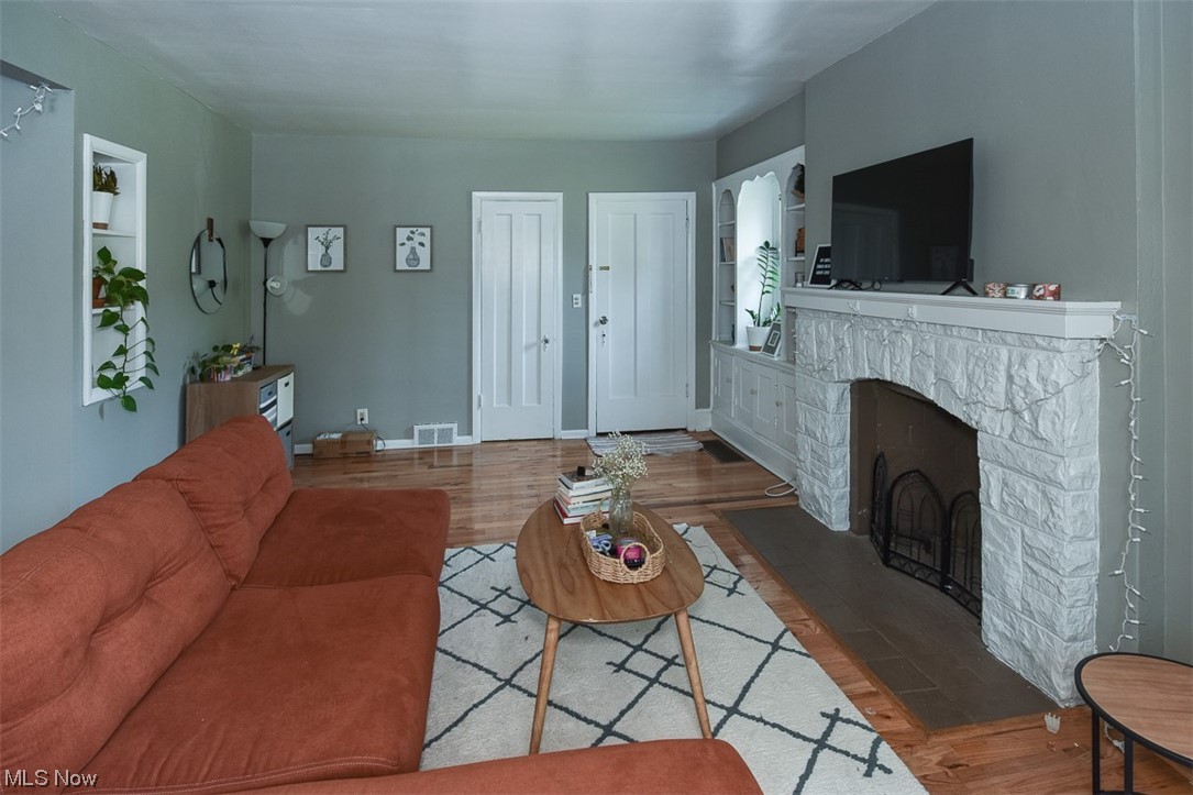 3569 Daleford Road Cleveland, OH 44120 - Photo 3 of 30 Gallery Image 3