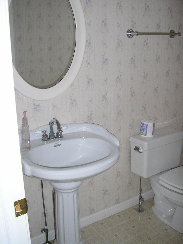 107 Hamilton Road East Stroudsburg, PA 18360 - Photo 12 of 17 Half Bath