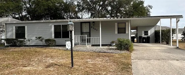 a view of a house with backyard
