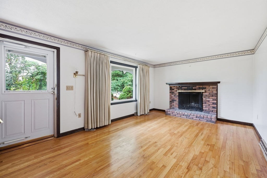 617 River Road Agawam, MA 01001 - Photo 4 of 30 Gallery Image 4