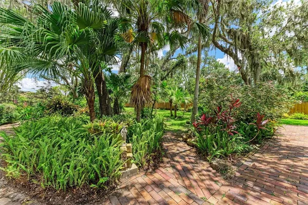 $810,000 | 3217 Oak Grove Drive, Sarasota, FL 34243