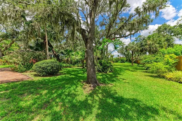 $810,000 | 3217 Oak Grove Drive, Sarasota, FL 34243