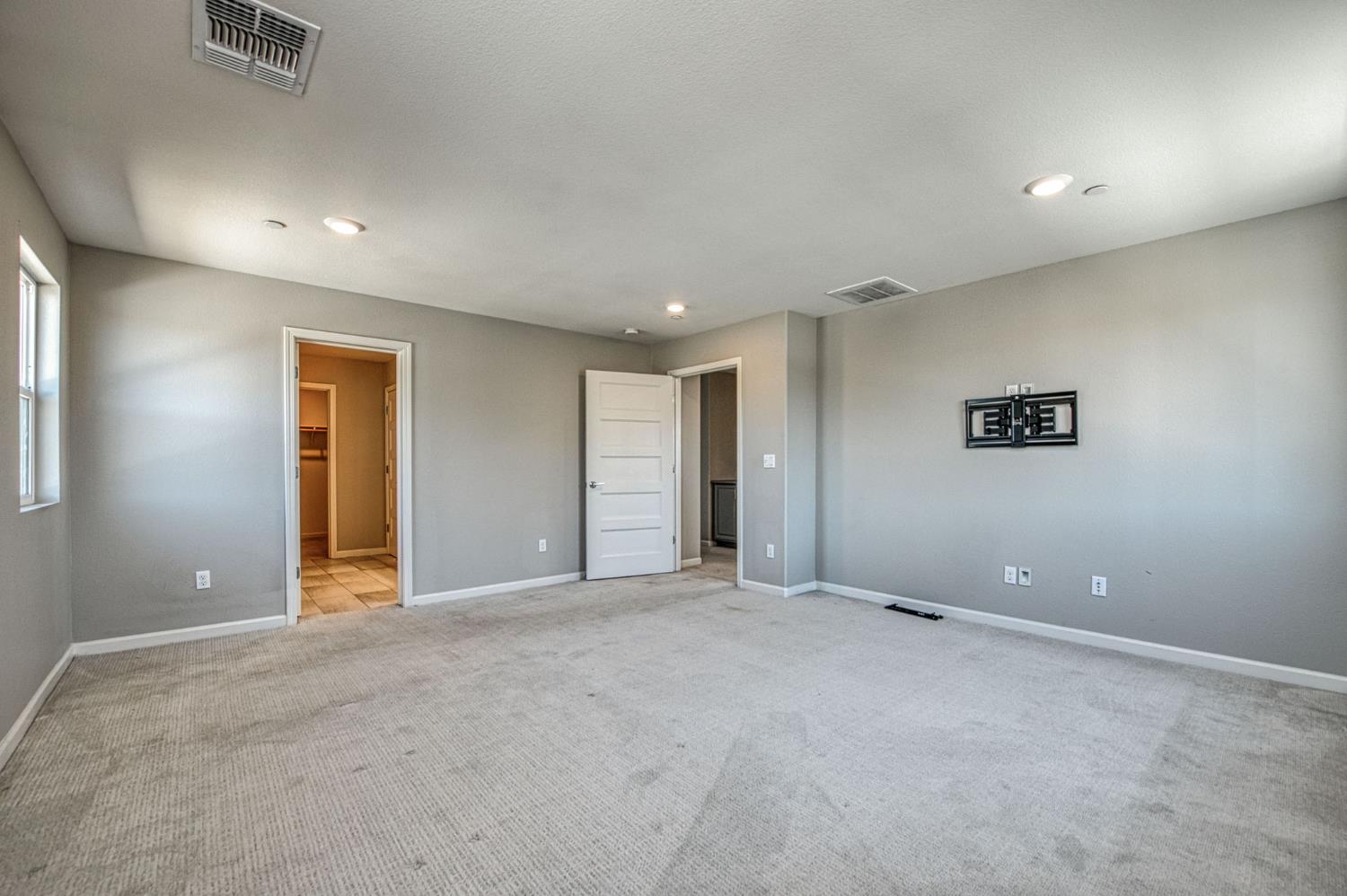 987 North Filbert Avenue Fresno, CA 93727 - Photo 22 of 38 primary bedroom