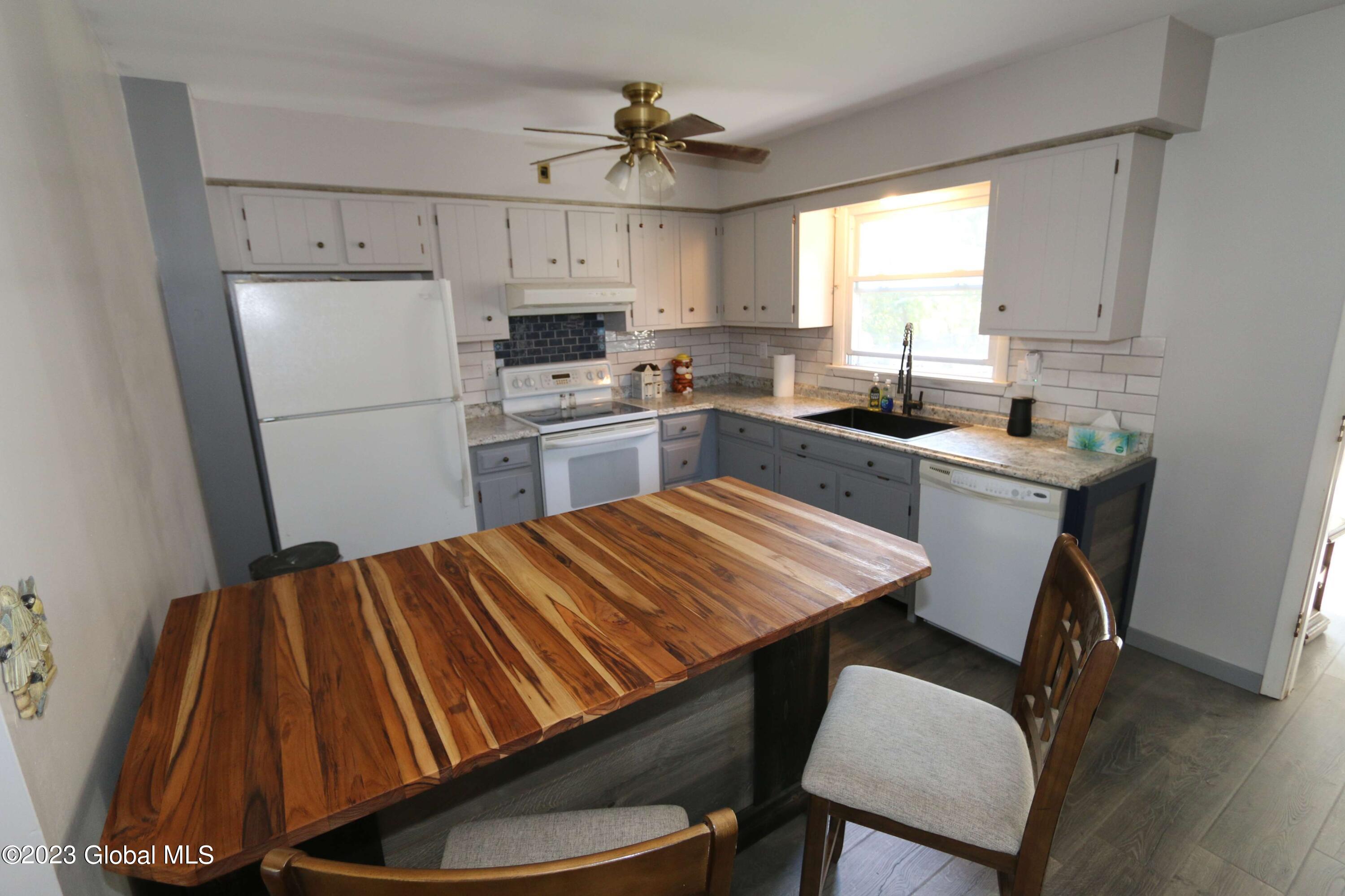 39 South Westcott Road Rotterdam, NY 12306 - Photo 5 of 22 6