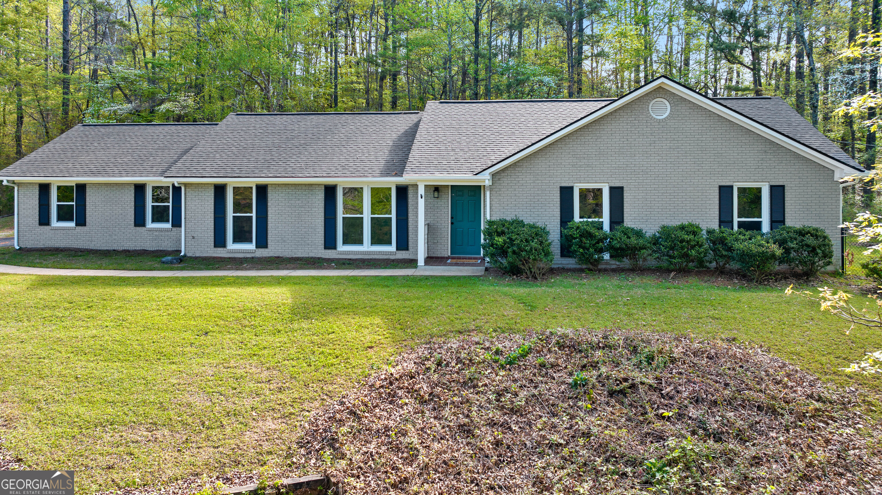 40 River Point Drive LaGrange, GA 30240 - Photo 3 of 22 a front view of a house with garden