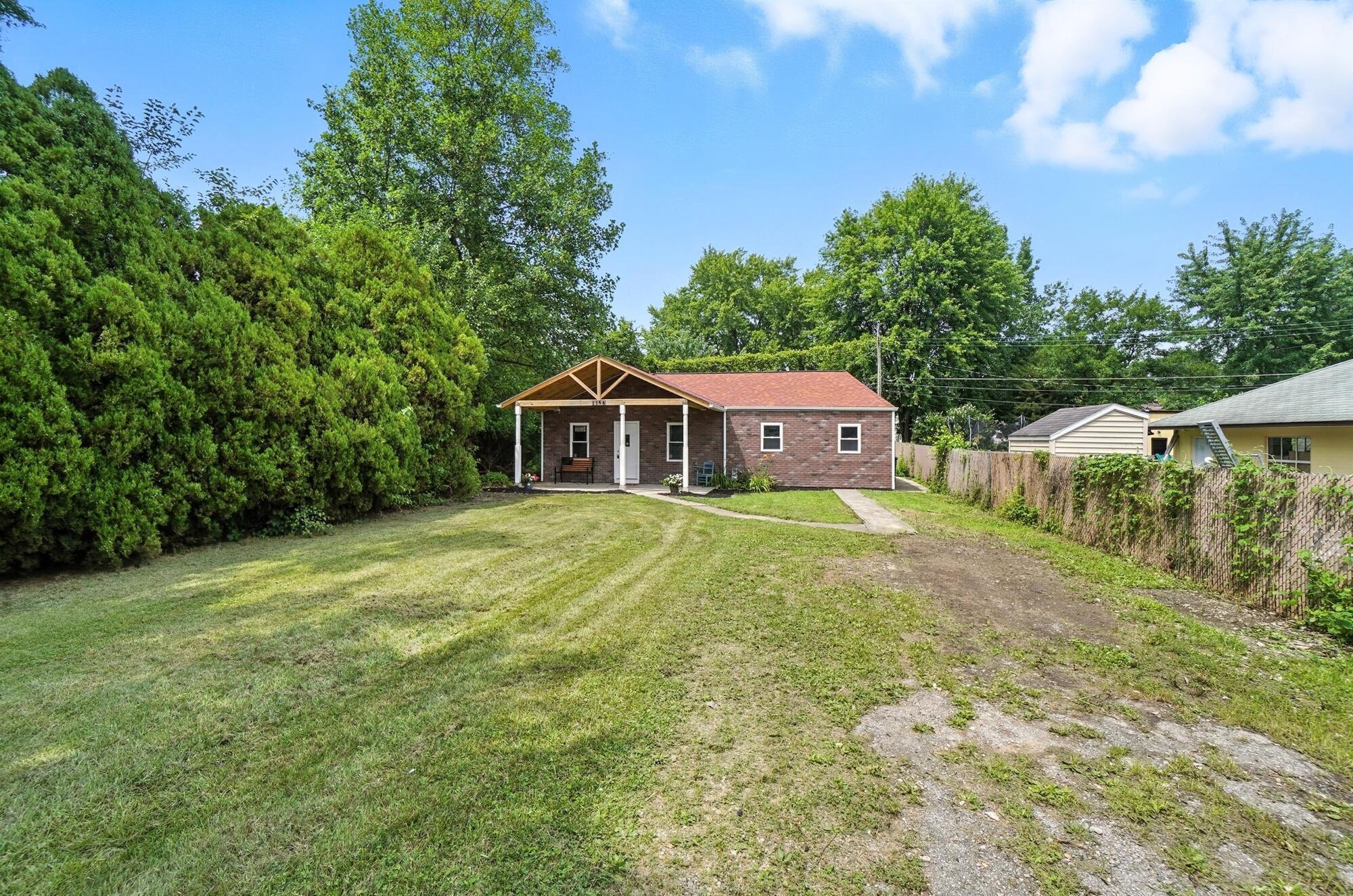 1166 Acton Road Columbus, OH 43224 - Photo 4 of 24 014