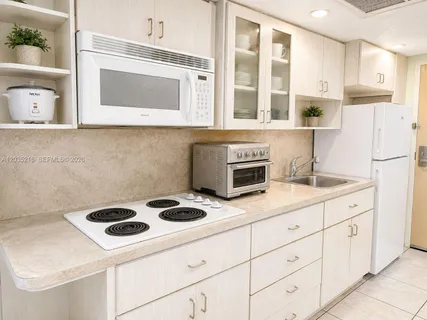 $90,000 | 19201 Collins Avenue, Unit 527, Sunny Isles Beach, FL 33160