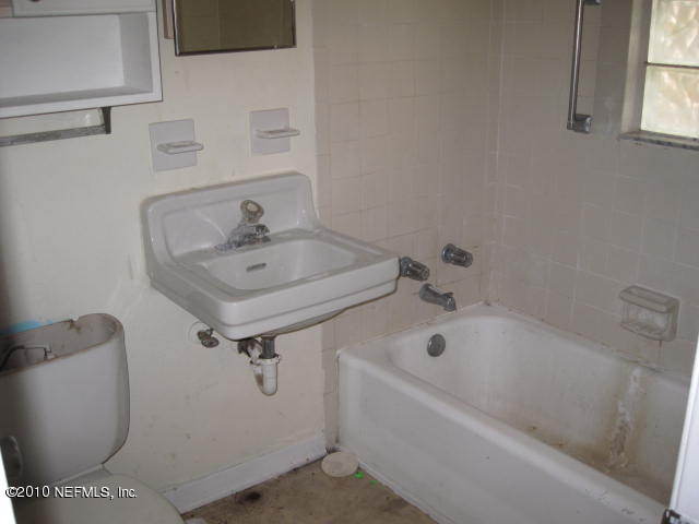 10404 Lawson Road Jacksonville, FL 32246 - Photo 3 of 5 BATH