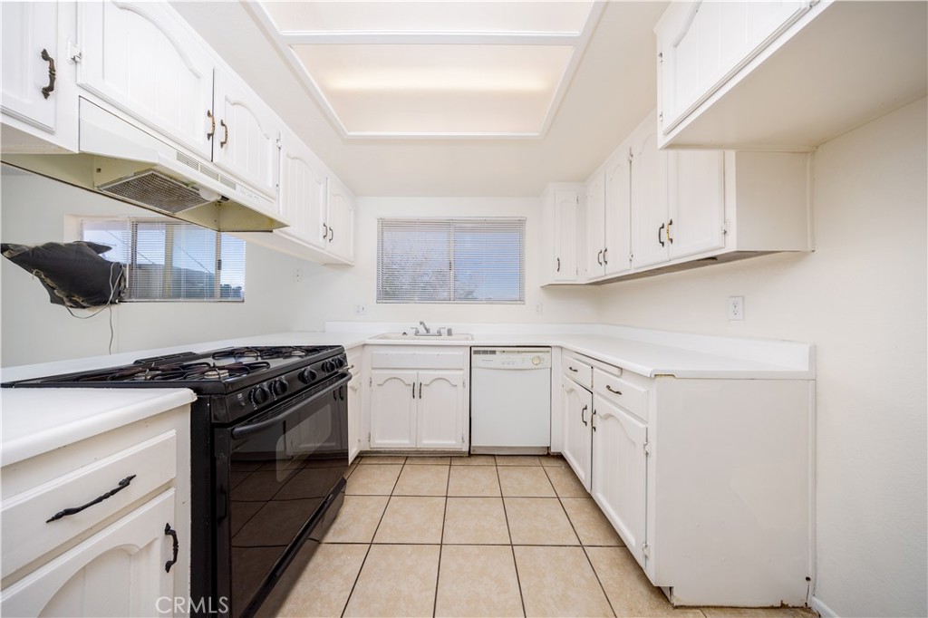 10686 Jamul Road Apple Valley, CA 92308 - Photo 11 of 23 Kitchen