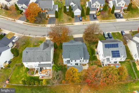 $899,999 | 25362 Vacation Place, Aldie, VA 20105