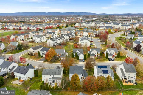 $899,999 | 25362 Vacation Place, Aldie, VA 20105