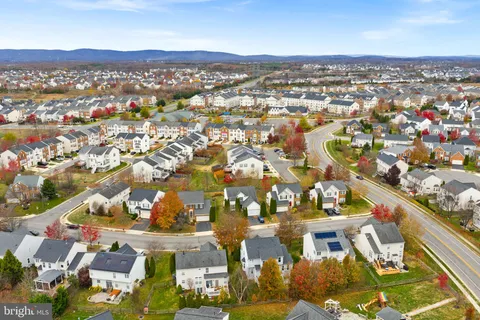 $899,999 | 25362 Vacation Place, Aldie, VA 20105