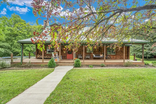 a view of a house with a yard