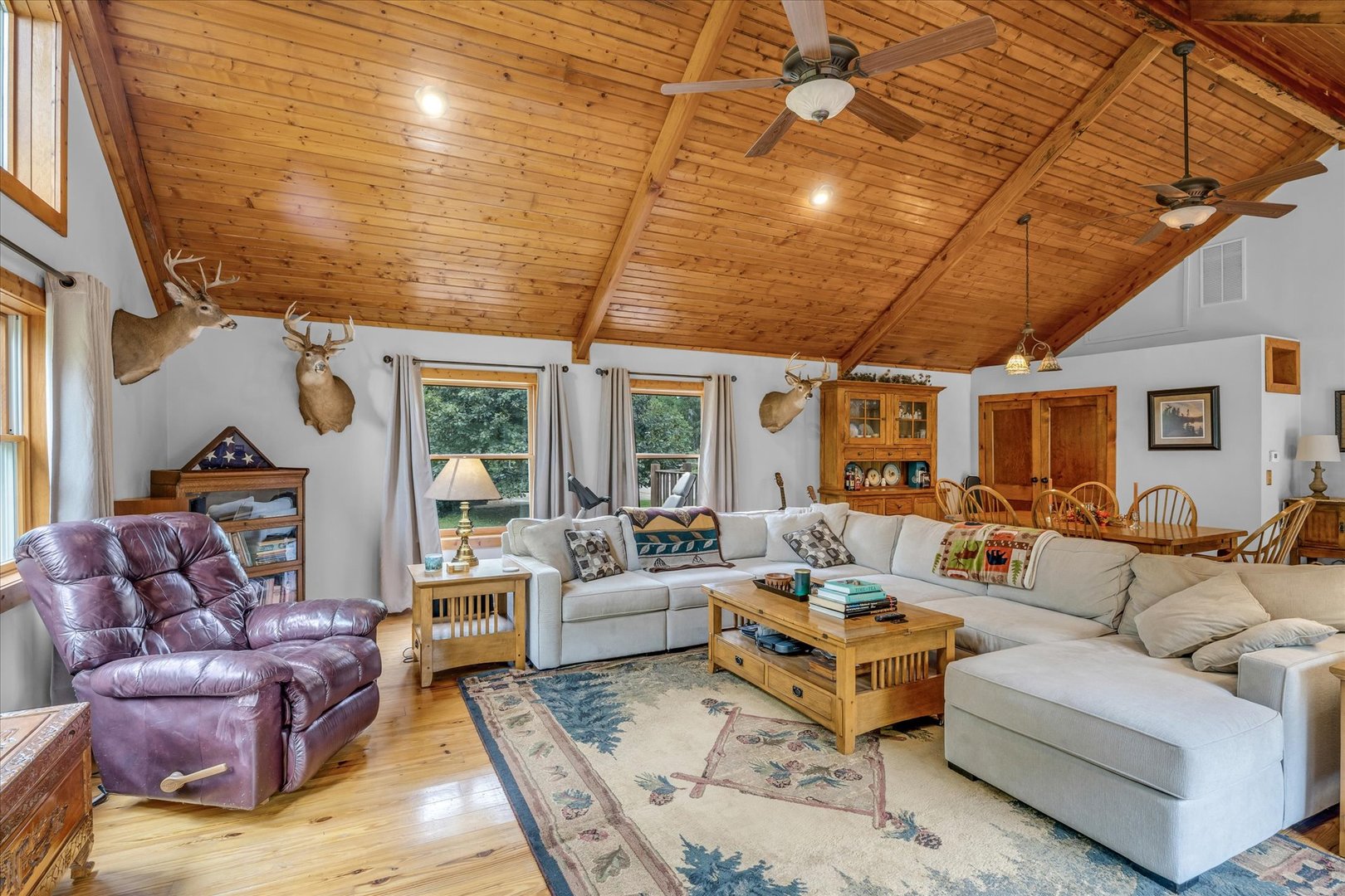 15262 North 450 East Road Fithian, IL 61844 - Photo 18 of 66 a living room with furniture