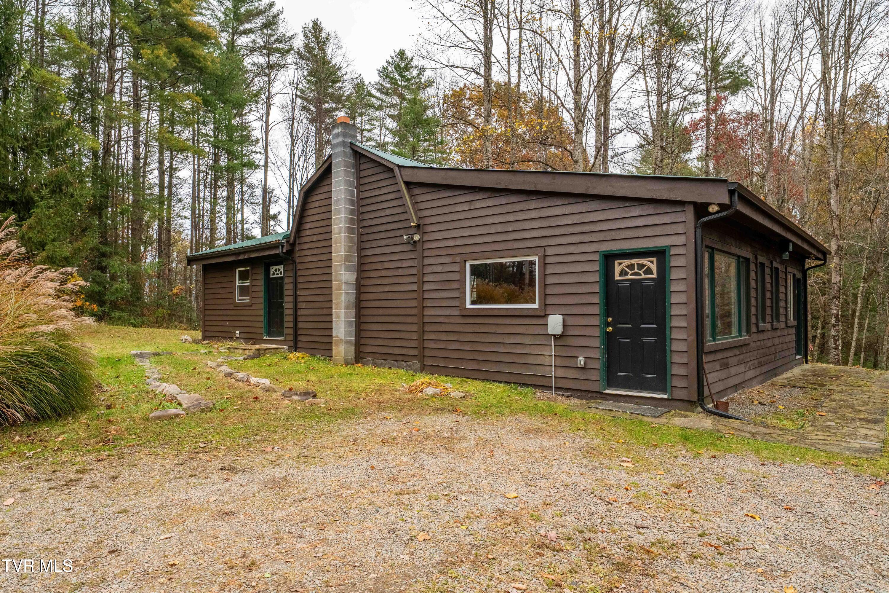 533 Possum Valley Road Mountain City, TN 37683 - Photo 4 of 40 533 Possum Valley Lane (8 of 40)