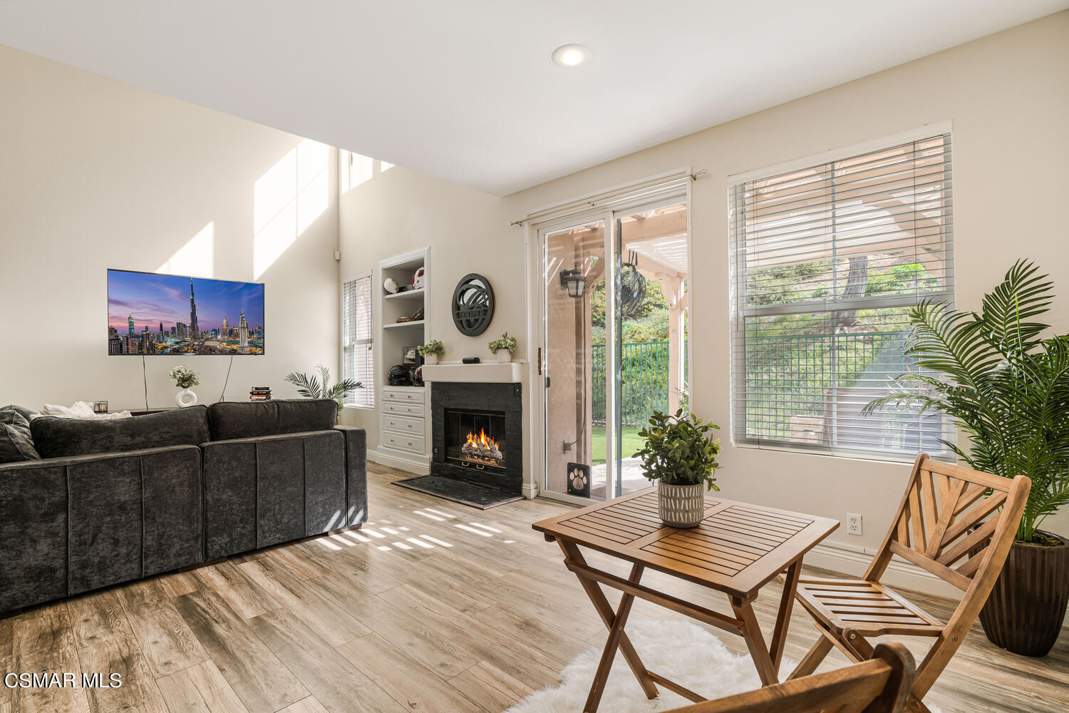 596 Fenwick Way, Unit C Simi Valley, CA 93065 - Photo 12 of 28 596 Fenwick Way Unit C Simi-large-013-02