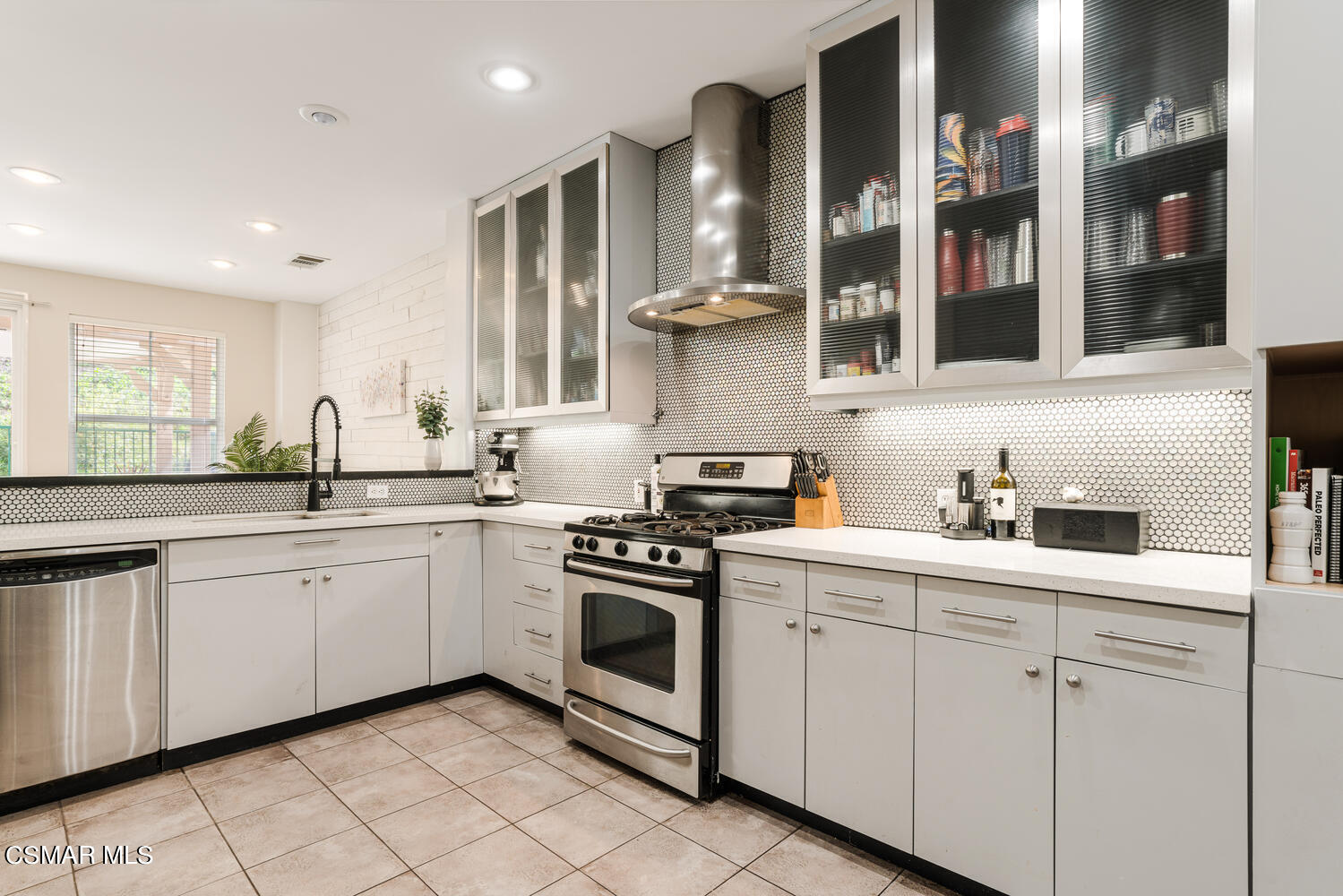 596 Fenwick Way, Unit C Simi Valley, CA 93065 - Photo 13 of 28 596 Fenwick Way Unit C Simi-large-014-01