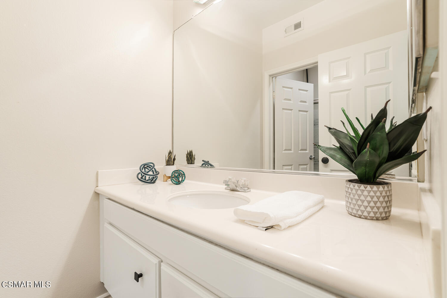 596 Fenwick Way, Unit C Simi Valley, CA 93065 - Photo 24 of 28 596 Fenwick Way Unit C Simi-large-025-01