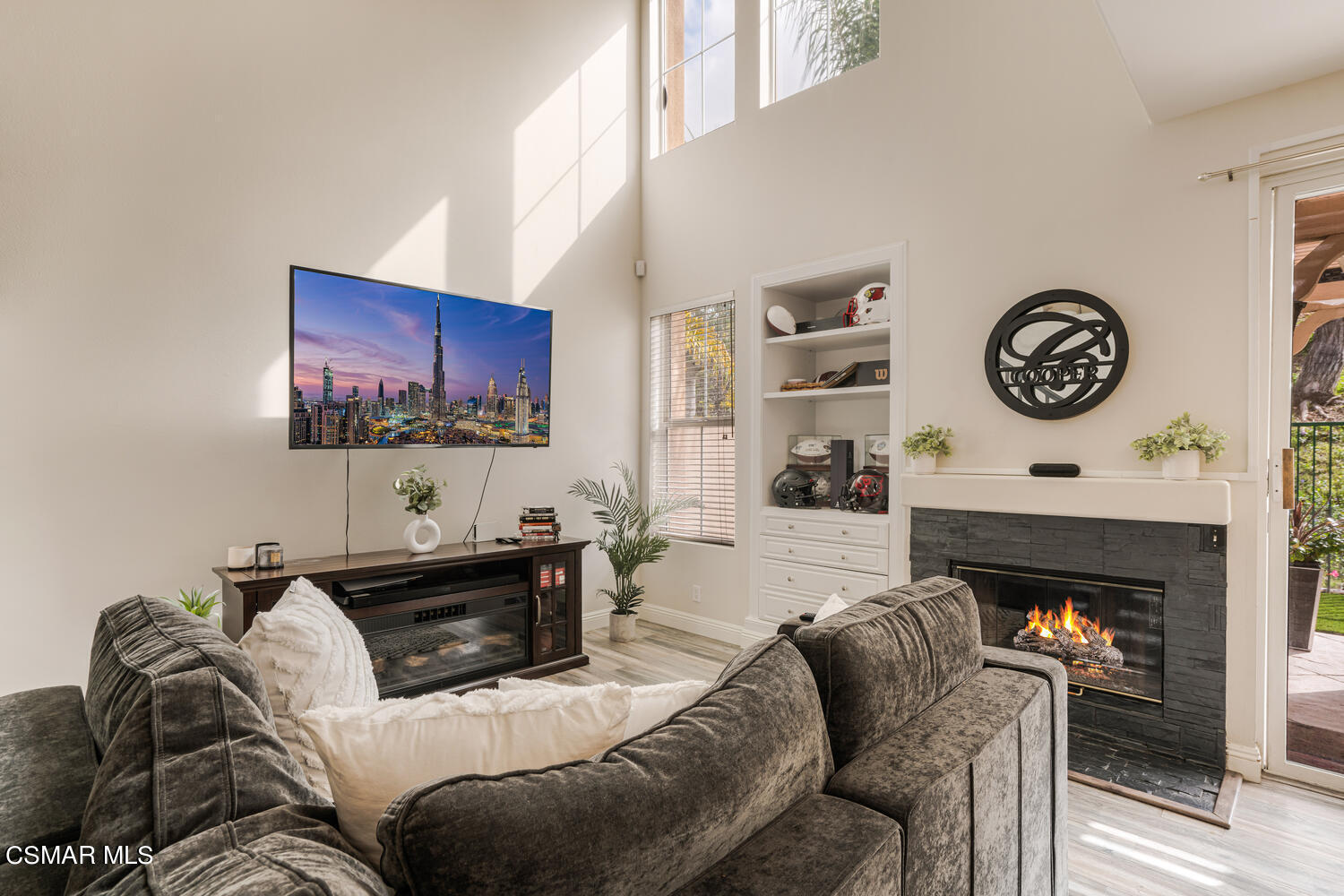 596 Fenwick Way, Unit C Simi Valley, CA 93065 - Photo 6 of 28 596 Fenwick Way Unit C Simi-large-007-02