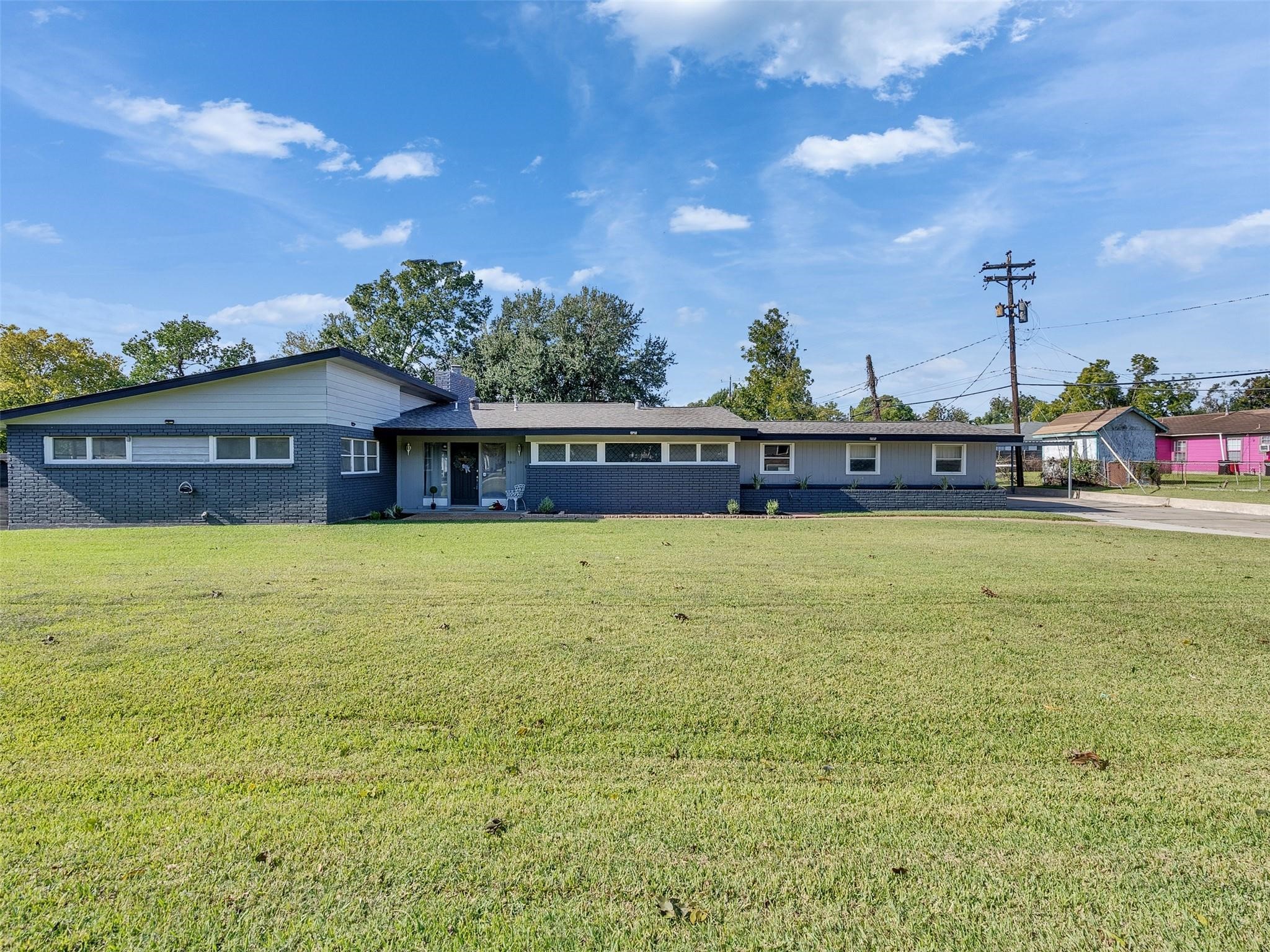 2011 Durrain Ferry Road Baytown, TX 77520 - Photo 2 of 31