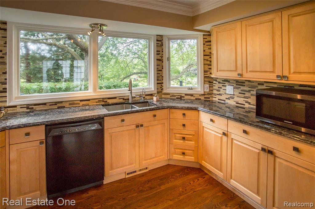 673 Augusta Drive Rochester Hills, MI 48309 - Photo 8 of 36
