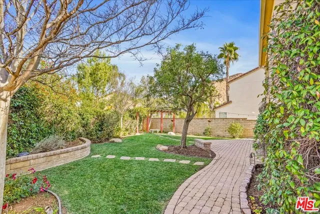 a view of yard with green space