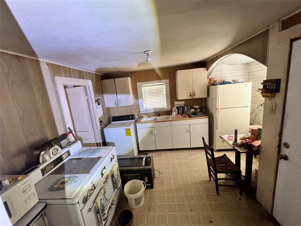 304 West Burnett Calvert, TX 77837 - Photo 7 of 36