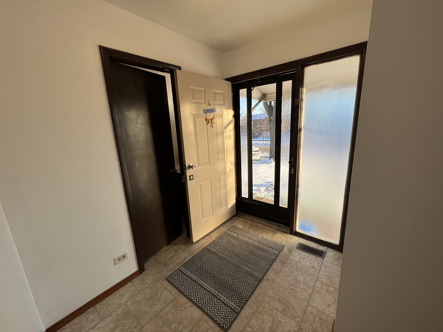 1706 Lakeview Drive Wheeling, IL 60090 - Photo 2 of 14 an entryway with a hallway