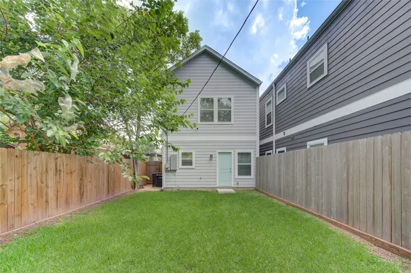 a view of a house with backyard and garden
