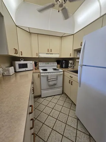 $98,500 | 111 Lyndhurst East, Unit 111, Deerfield Beach, FL 33442