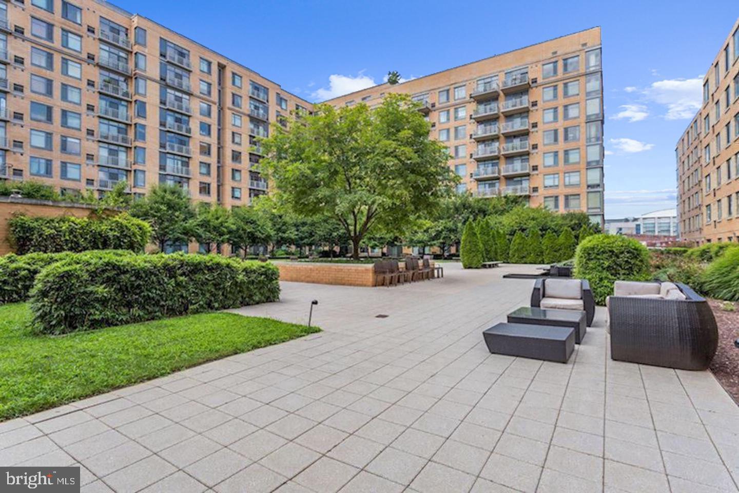 440 L Street Northwest, Unit 913 Washington, DC 20001 - Photo 28 of 42 a garden view with a seating space