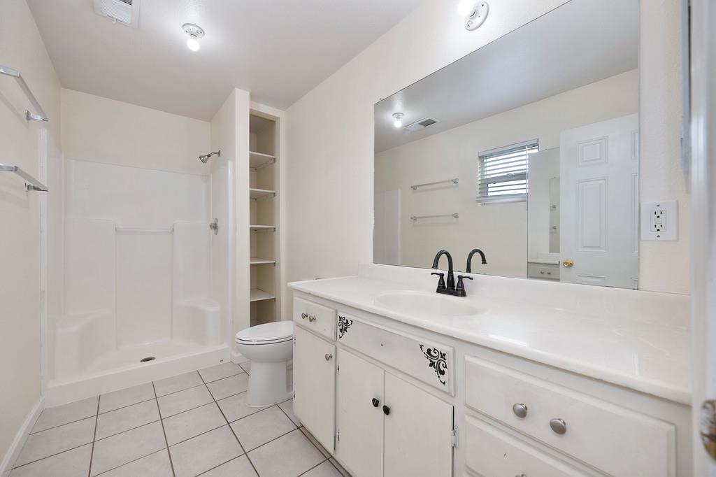654 B Street Lincoln, CA 95648 - Photo 20 of 39 Primary Bathroom