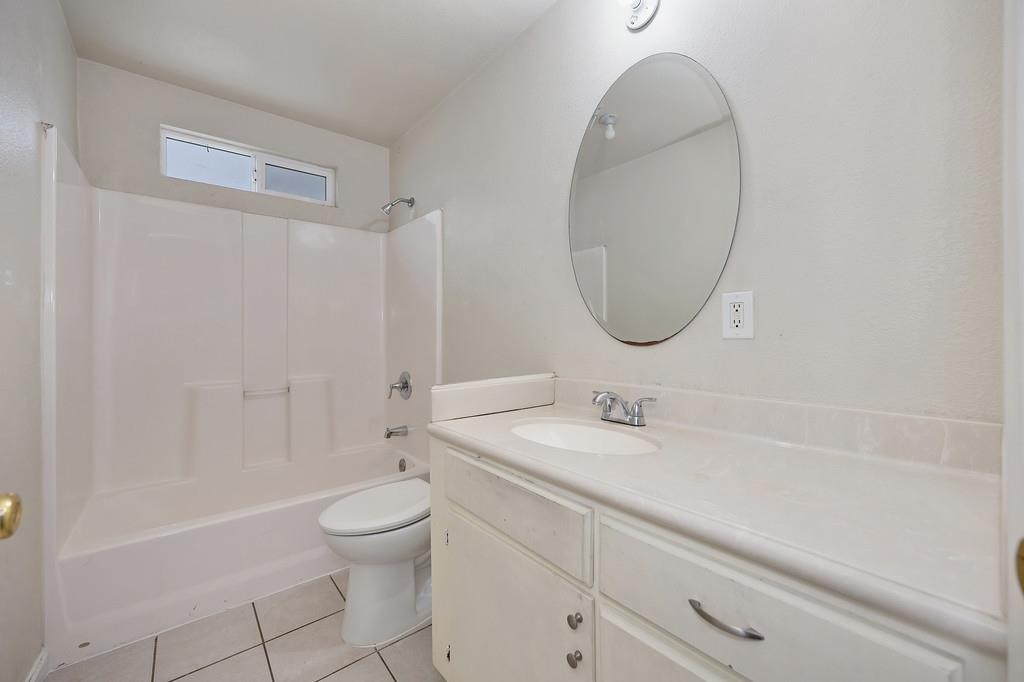 654 B Street Lincoln, CA 95648 - Photo 26 of 39 Guest Bathroom