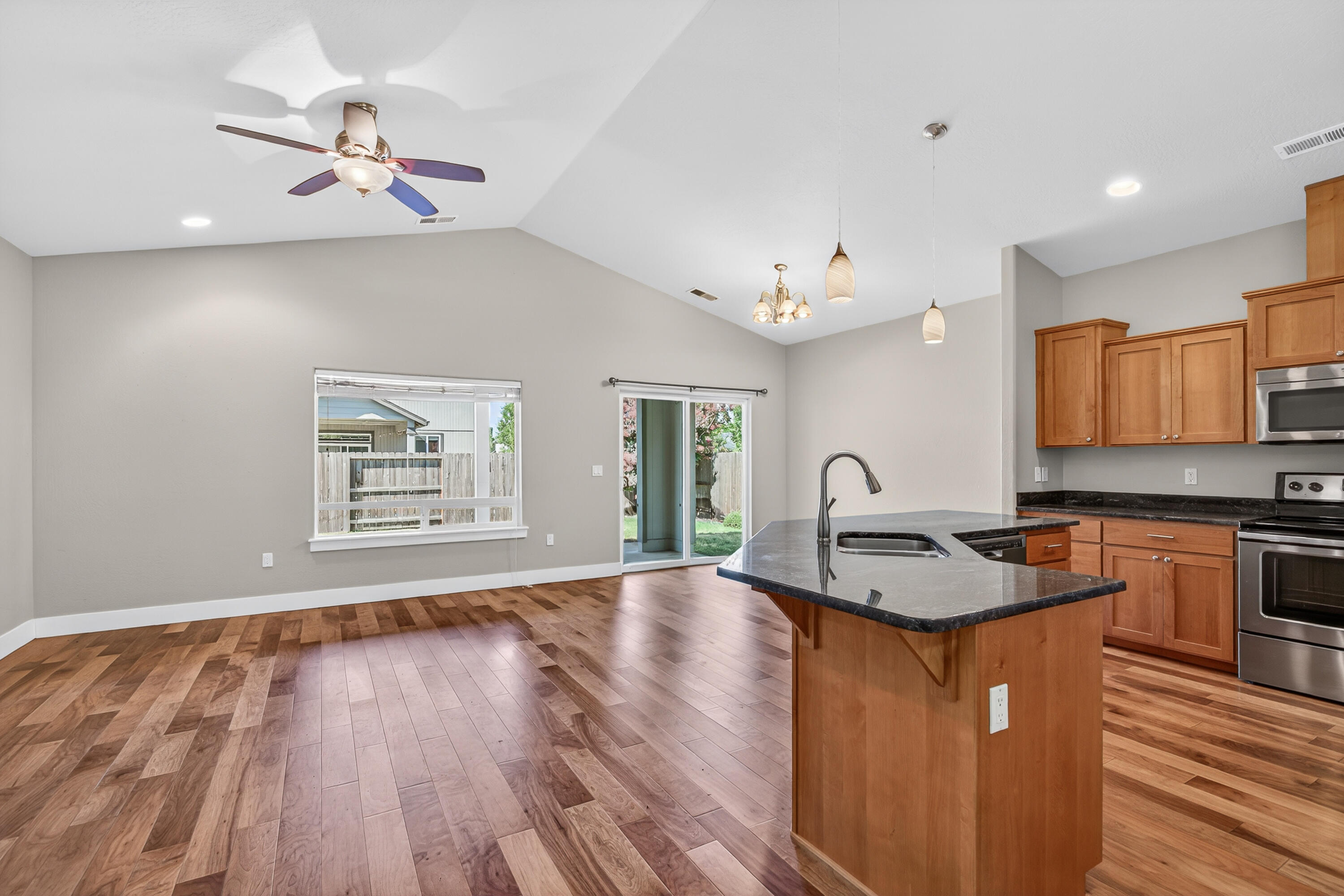 989 Pendleton Drive Medford, OR 97501 - Photo 3 of 26 08-8