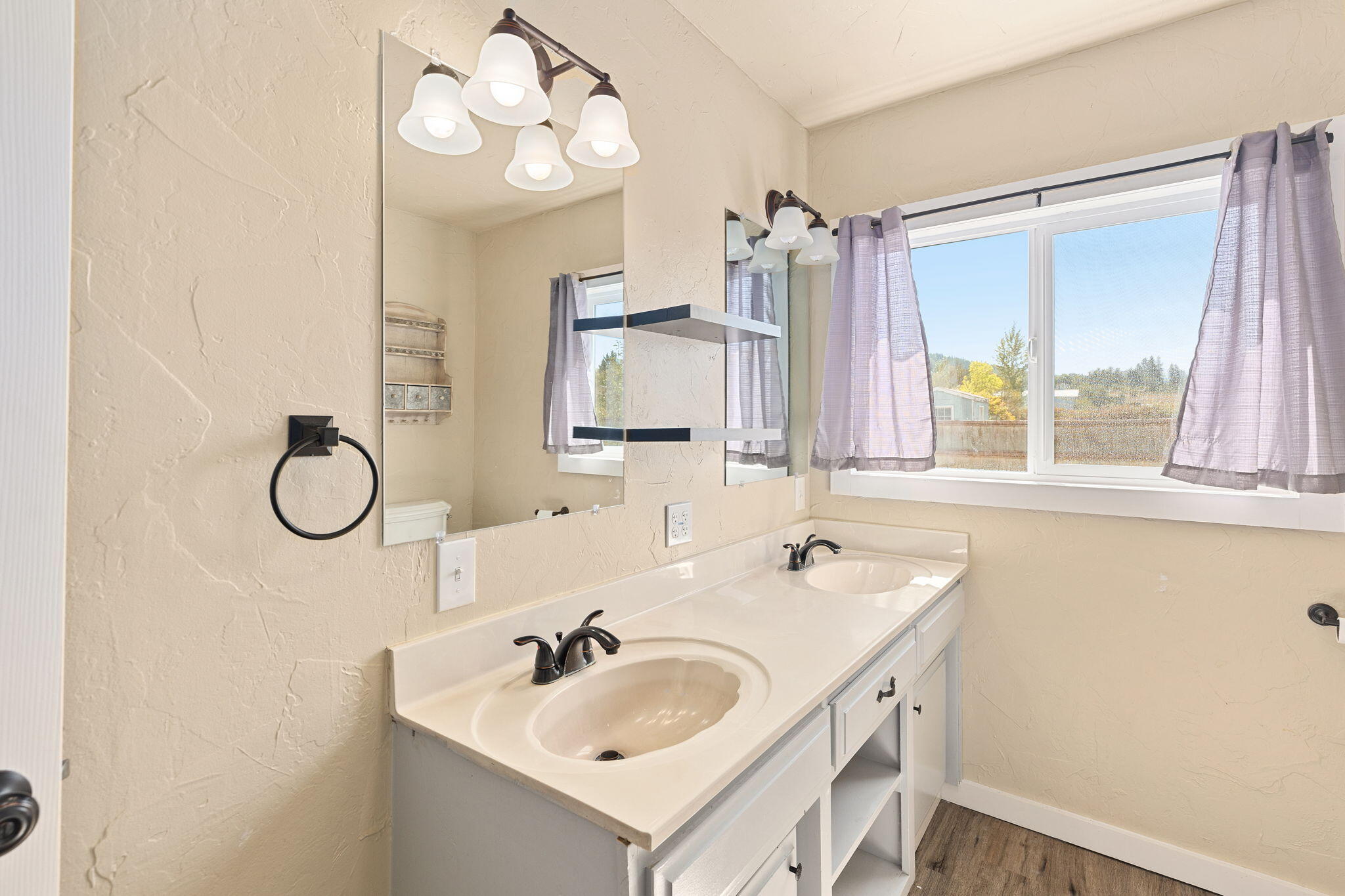 1618 Dowell Road Grants Pass, OR 97527 - Photo 21 of 25 Bathroom