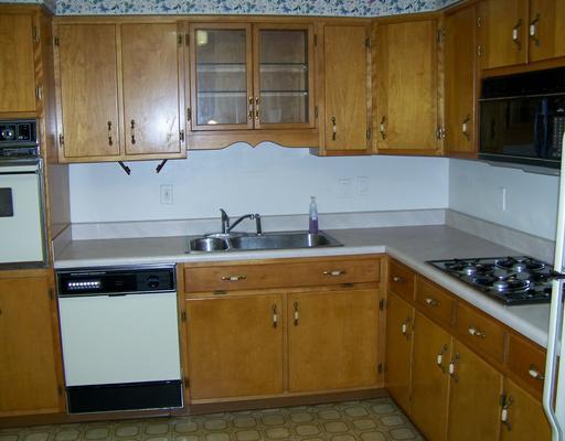 147 Byron Road Pittsburgh, PA 15237 - Photo 2 of 8 Kitchen. Clean kitchen with older yet functioning appliances