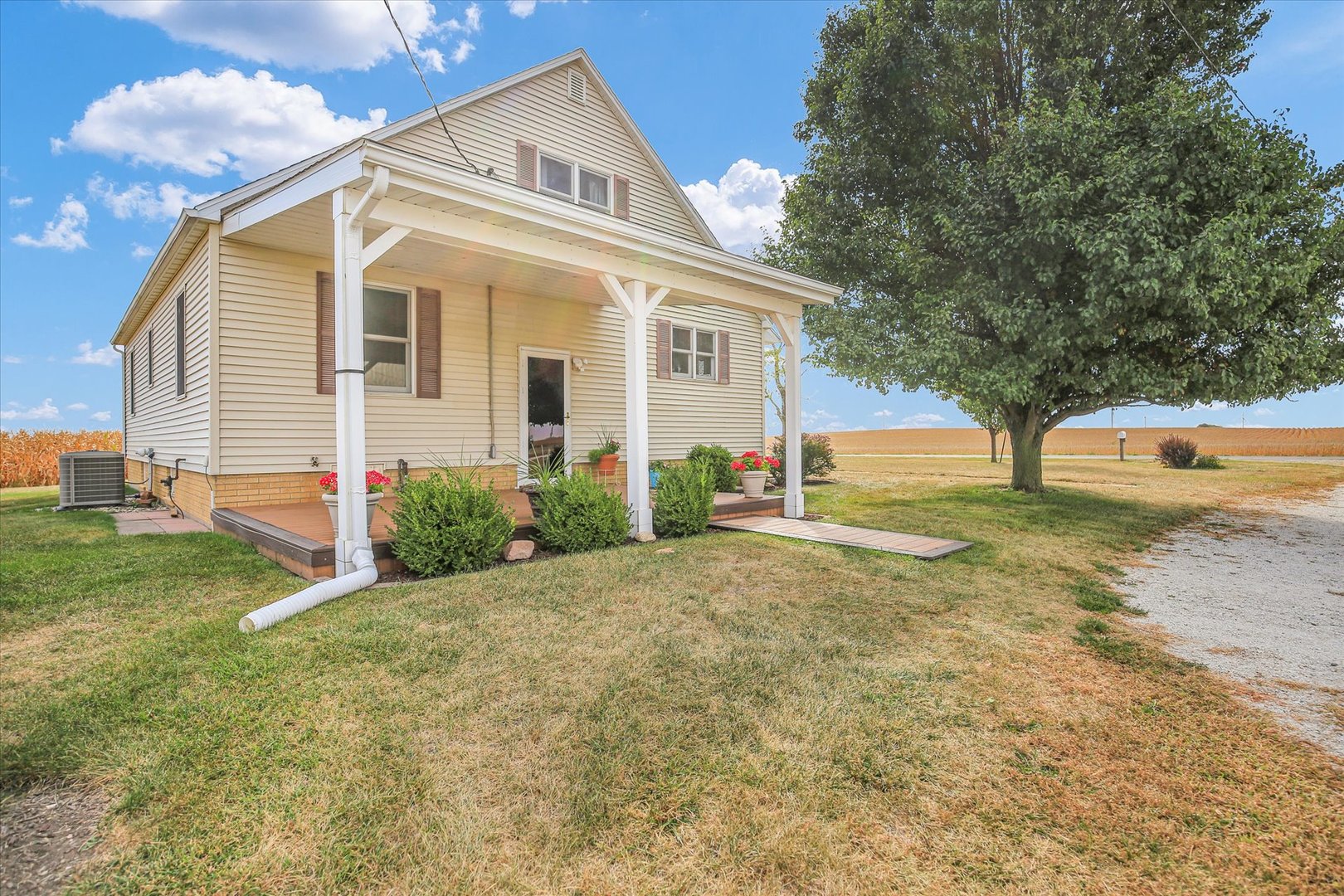 2151 East 2600 North Road Armstrong, IL 61812 - Photo 4 of 56 a view of a house with backyard and garden