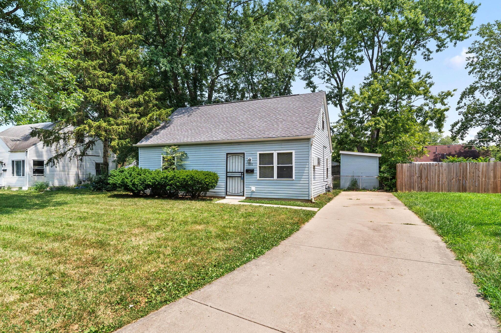 1000 Colgate Road Columbus, OH 43213 - Photo 2 of 22 Front and Driveway